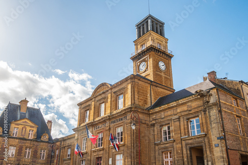 Façade de l'hôtel de ville avec son beffroi à l'angle sud-ouest de la place Ducale dans la ville de Charleville-Mézières, département des Ardennes, France
