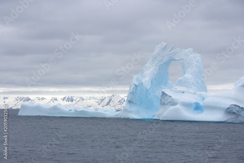 Billede på lærred Sculpted iceberg in the Southern Ocean