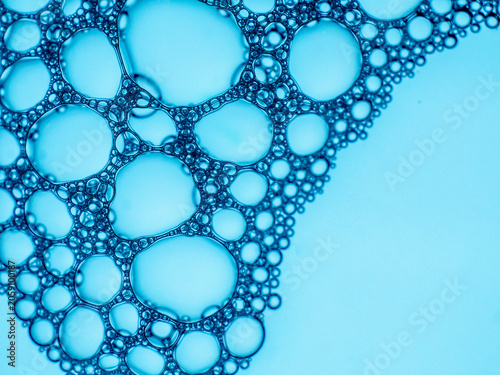 Canvastavla Blue soap bubbles creating abstract liquid texture pattern