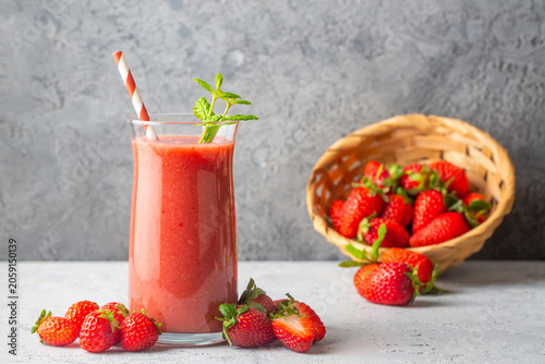 Fresh strawberry smoothie i...