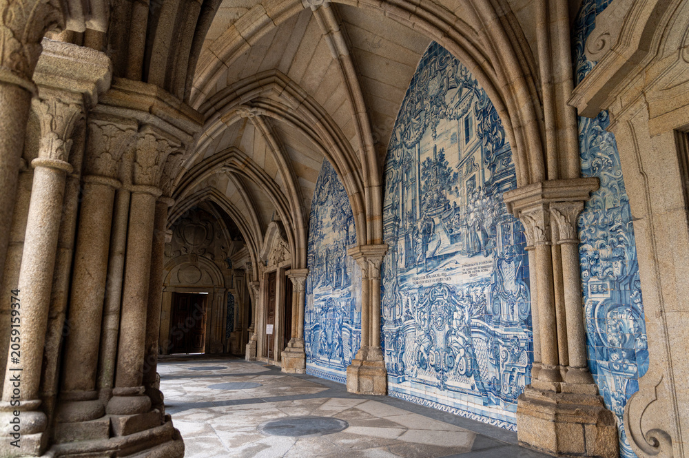 Obraz premium Blue Azulejo Tile Corridor at Porto Cathedral in Portugal