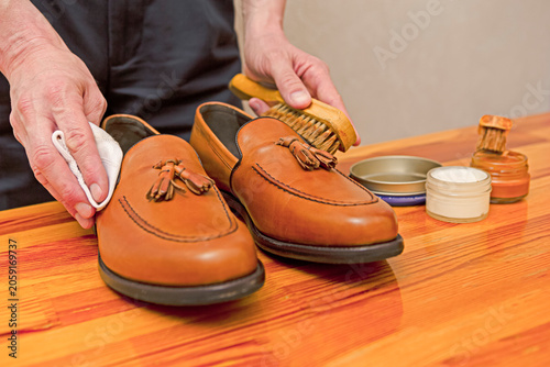 Male Shoes Cleaner with Cleaning Accessories Shoe Wax, Cream and Brushes For Tan Calf Leather Tassel Loafers Shoes