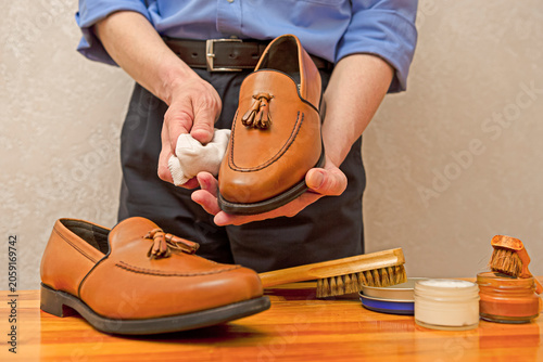 Shoes Cleaner with Cleaning Accessories Shoe Wax, Cream and Brushes For Tan Calf Leather Tassel Loafers Shoes Cleaning.