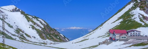 初夏の乗鞍岳から見たと残雪の白山連峰のパノラマ絶景
