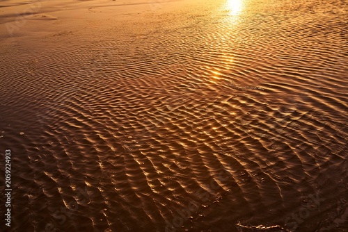 Foto Soft Crepuscular Rays Piercing Pastel Dusk Over Ocean Beach