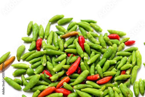 Schilderij op canvas Fresh bird's eye chilies on white background.