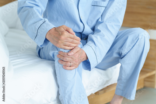 膝の関節痛に悩む高齢者の男性