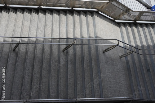 Foto Modern outdoor granite staircase with metal handrails and overhead structure