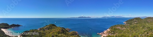 Fotografía Spectacular aerial parorama of Florence and Aurthur Bay Magnetic Island Queensla