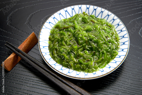 黒背景に和食のめかぶ