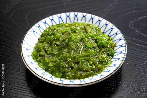 黒背景に和食のめかぶ