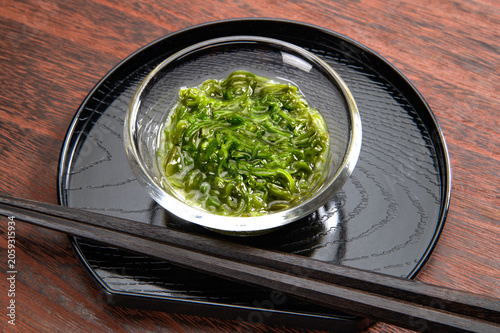 黒背景に和食のめかぶ