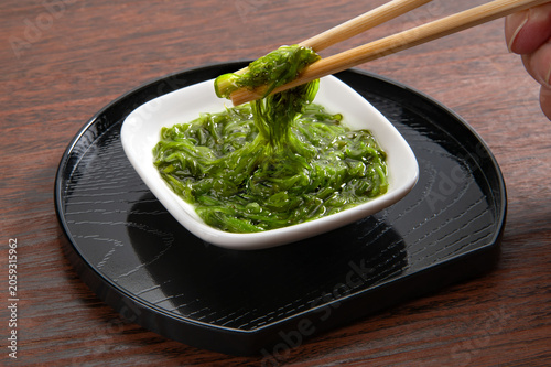 黒背景に和食のめかぶ