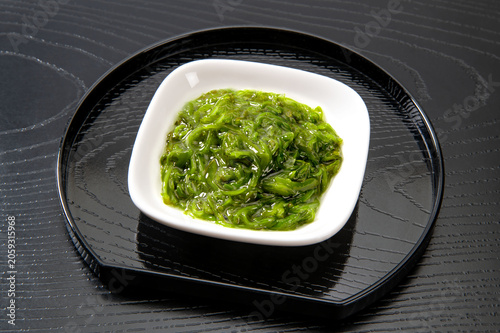 黒背景に和食のめかぶ