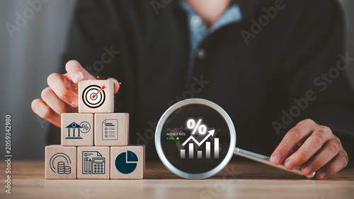 Foto Financial advisor evaluating interest rates and dividend income strategies while