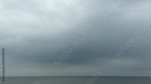 鉛色の雲に包まれた静寂の海辺