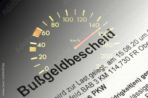 Tacho in einem Auto und Bußgeld wegen zu hoher Geschwindigkeit
