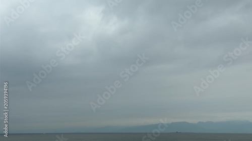 雲の重なりが描く幻想的な空と水平線