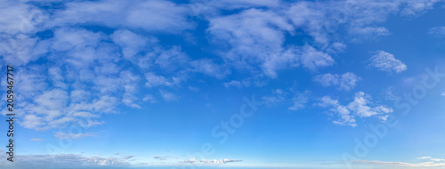 Cuadro en lienzo Blue Cloudscape Sky Over British Columbia Horizon With Soft White Clouds And Ope