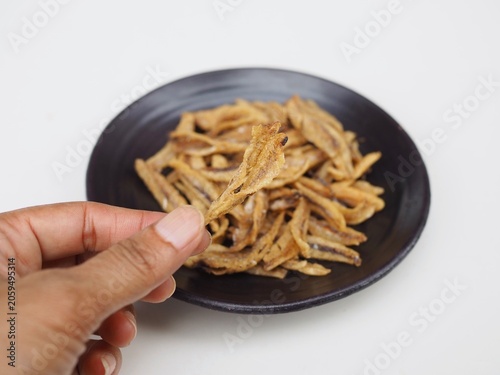Φωτογραφία Small, crispy baked fish are arranged on a plate on a white background
