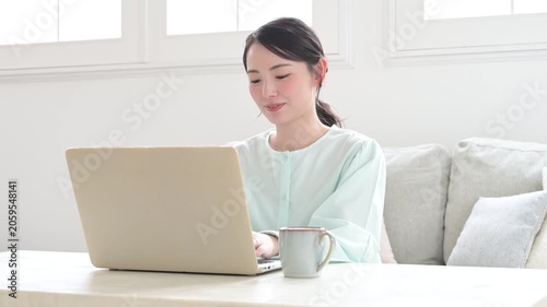 ノートパソコンを使う日本人女性