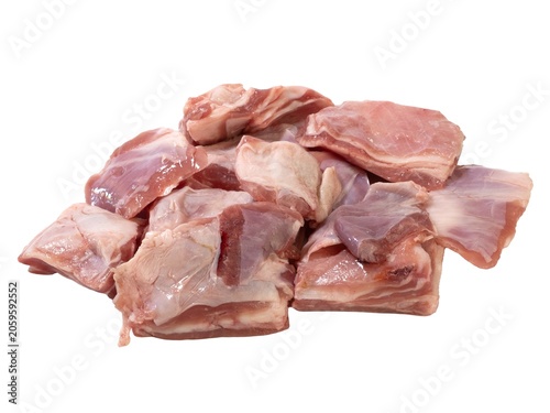 navarin d'agneau avec os cru isolé sur un fond blanc