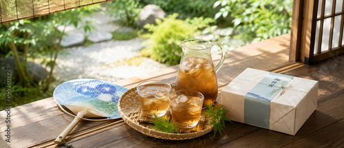 縁側で楽しむ冷たい麦茶と帰省土産 日本の夏のおもてなし