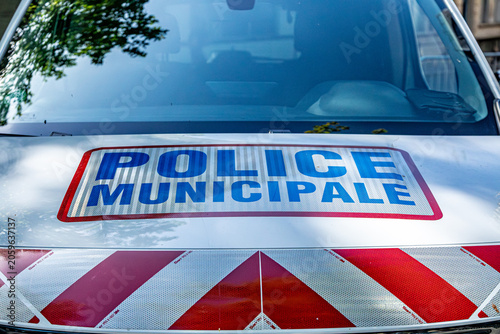 Fotografía Close-up of “Police Municipale” signage on a French municipal police patrol vehicle, representing local law enforcement, urban safety and public security in Paris, France
