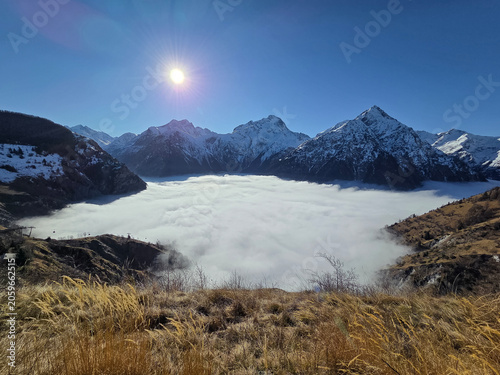 Bild auf Leinwand Roche de la Muzelle, Aiguille de Vénosc and Tête de Lauranoure above cloud inver