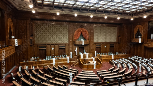 氏名標（立て札）がない貴重な状態の国会議事堂内部・重厚な衆議院本会議場の全景