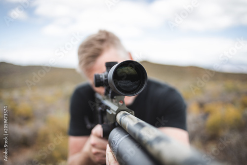 Canvastavla Person aiming rifle with telescopic scope outdoors