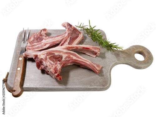 Côtes d’agneau isolées sur une planche à découper