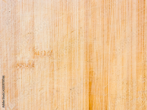 Foto Close up texture of a light brown bamboo cutting board covered with vertical grain and many visible scratch marks