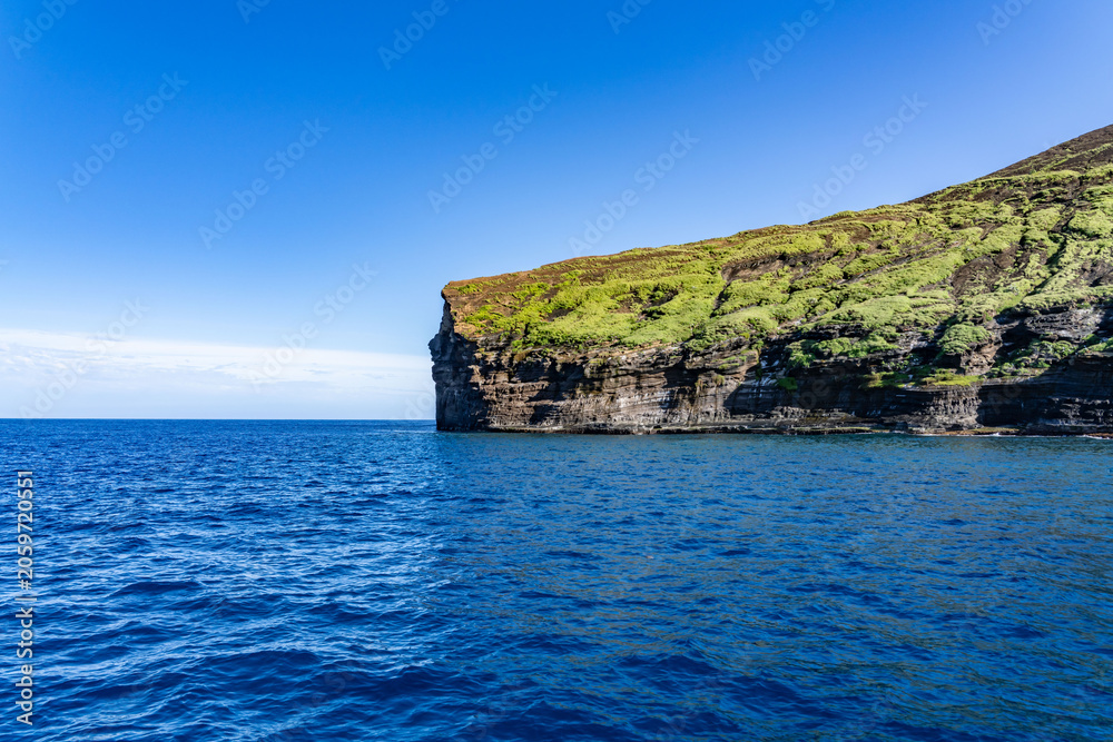 Fototapeta premium Niʻihau & Nāpali Coast Boat Tour, Kauai County, Hawaii, Pacific Ocean. Lehua Island ( Lehua Crater ) is Tuff cone. Ki‘eki‘e Basalt, NI‘IHAU VOLCANO. Lehua is a state-designated seabird sanctuary 