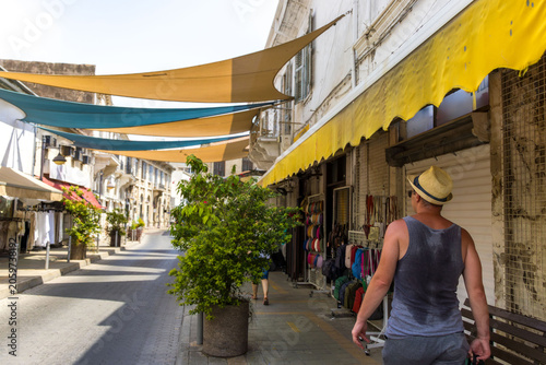 Konstfotografi Tourist exploring historic city in extreme heat