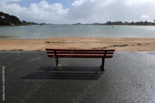 banc vide devant la plage