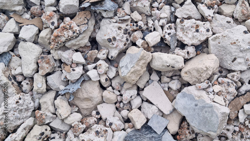 Foto Broken concrete rubble, cement chunks, aggregate stones and construction debris