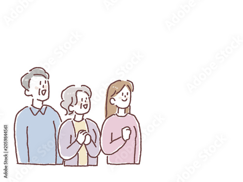 右側を見上げる高齢夫婦と娘