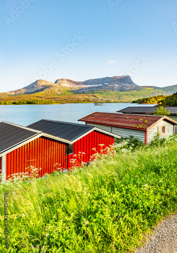 Rote Bootshäuser am Efjord in Norwegen