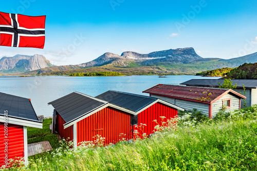 Rote Bootshäuser am Efjord in Norwegen
