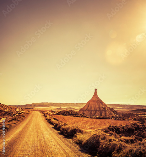 Strasse zum Castil de Tierra durch die Halbwüste Bardenas Reales in Spanien