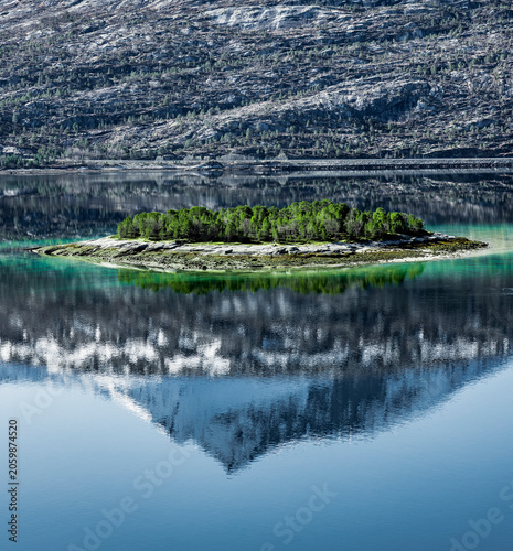Wasserspiegelung am Efjord in Nordland in Norwegen