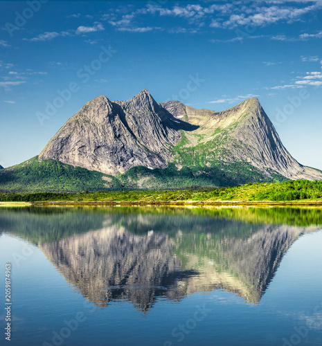 Wasserspiegelung am Efjord in Nordland in Norwegen