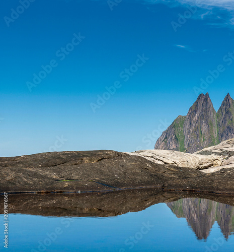 Wasserspiegelung am Senjahopen auf Senja in Norwegen