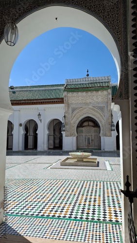Canvas Print Entrée de la cour de la mosquée Karaouiyine, liée à la plus ancienne université