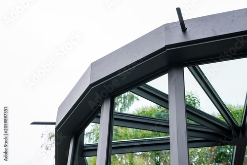 Tablou pe pânză Toit de véranda moderne avec poutres noires apparentes mettant en valeur une architecture contemporaine élégante, lumineuse et minimaliste