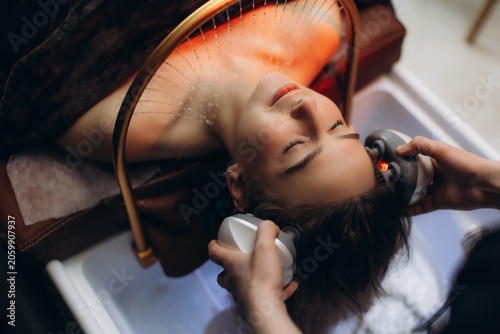 Canvas Print Woman enjoying relaxing head spa treatment with hydrotherapy