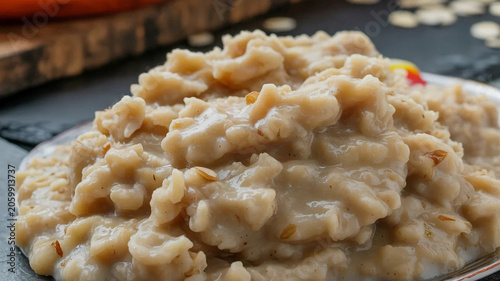 Foto Creamy macaroni and cheese close-up, cheesy pasta comfort food on plate, warm ho