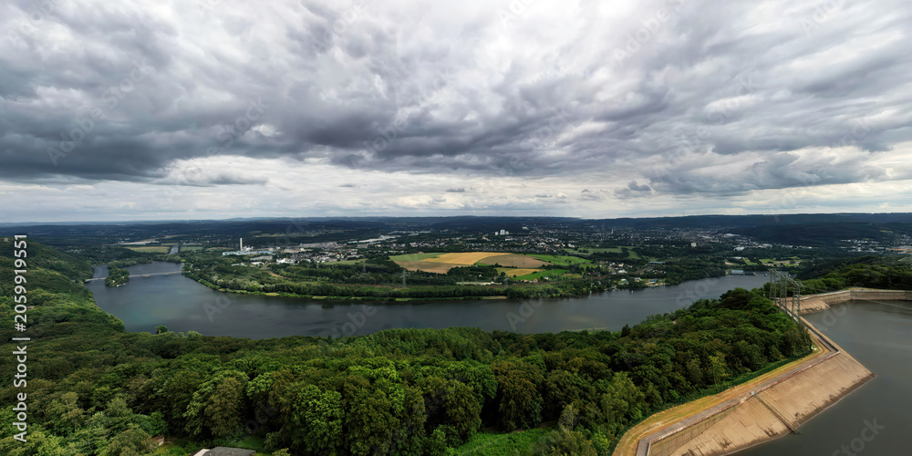 Obraz premium Panorama hoch über dem Hengsteyssee zwischen Dortmund und Herdecke, NRW