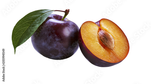 Fotografía Whole plum with leaf and half plum showing seed